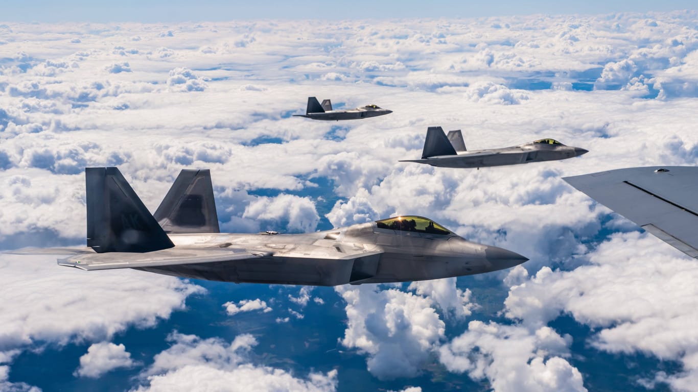 Raptor-Kampfjets der U.S. Air Force: Etwa 240 Kampfflugzeuge werden bei den Übungen eingesetzt.