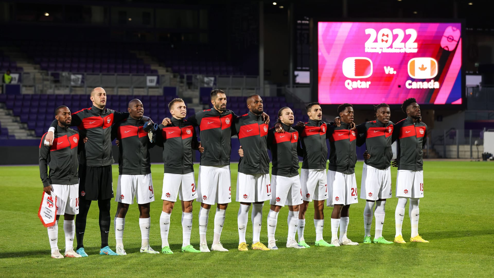 Die kanadische Nationalmannschaft bei der Nationalhymne im September.