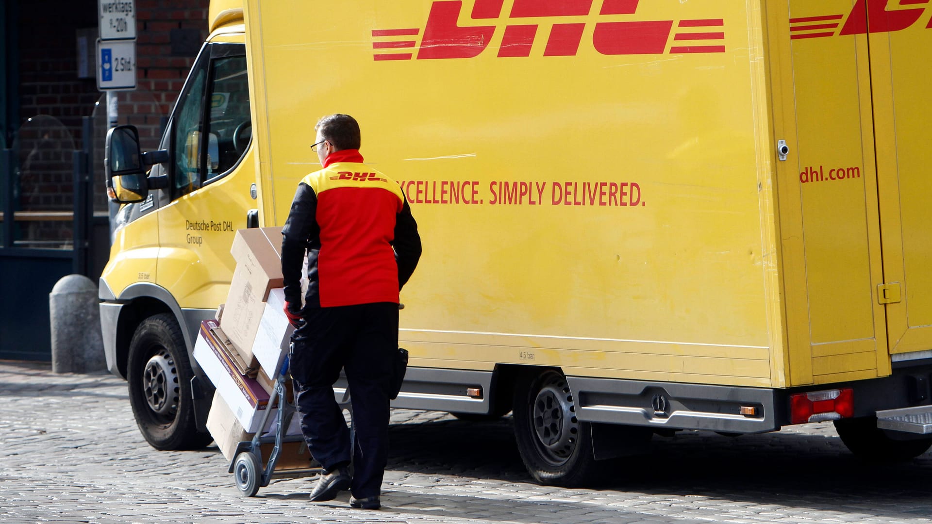 DHL-Paketbote (Symbolbild): Der Marktführer korrigiert seine Gewinnprognose nach oben. DHL-Paketbote (Symbolbild): Der Marktführer korrigiert seine Gewinnprognose nach oben.