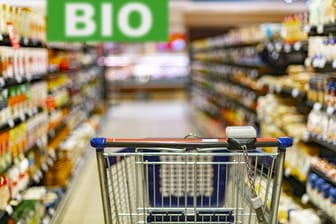 Ein Einkaufswagen in einem Supermarkt: Bio-Fachmärkte stehen vor einer großen Herausforderung.