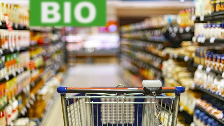 Ein Einkaufswagen in einem Supermarkt: Bio-Fachmärkte stehen vor einer großen Herausforderung.