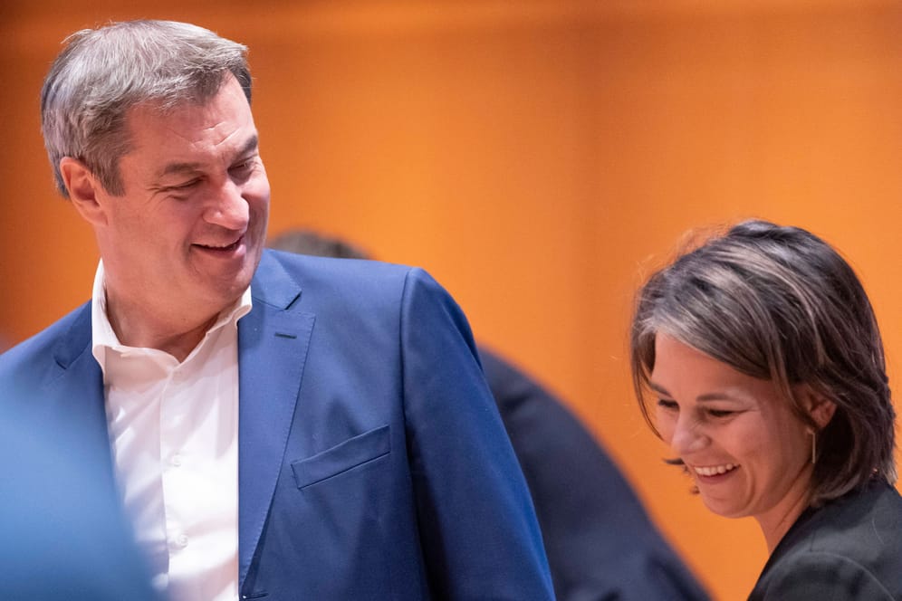Markus Söder und Annalena Baerbock (Archivbild): Der CSU-Chef überholte die grüne Außenministerin in einer Beliebtheitsumfrage.