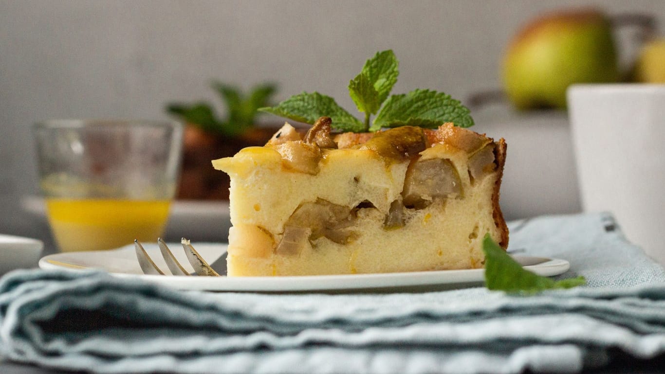 Birnenkuchen: Pudding und Birne sind eine leckere Mischung für einen Kuchen.