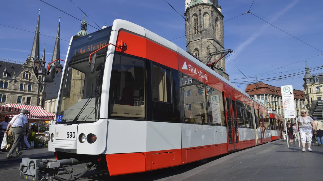 Eine Tram an der Marktkirche St. Marien in Halle (Saale): Das Kind war mit seinen Eltern in der Straßenbahn unterwegs.