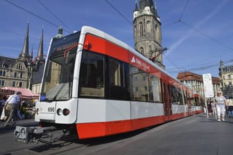 Eine Tram an der Marktkirche St. Marien in Halle (Saale): Das Kind war mit seinen Eltern in der Straßenbahn unterwegs.