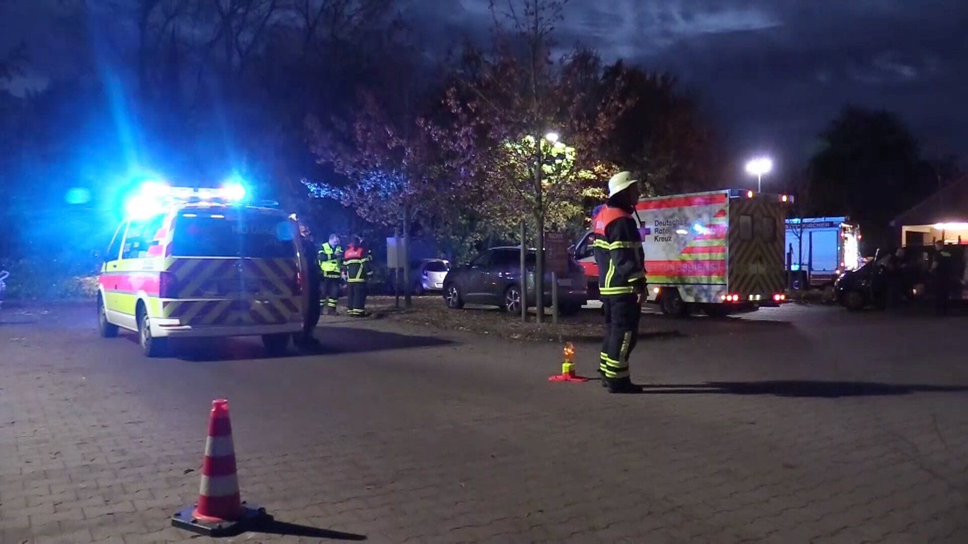 Einsatzkräfte auf dem Rewe-Parkplatz: Erst durch Schreie stoppte die Autofahrerin ihren Wagen. Einsatzkräfte auf dem Rewe-Parkplatz: Erst durch Schreie stoppte die Autofahrerin ihren Wagen.