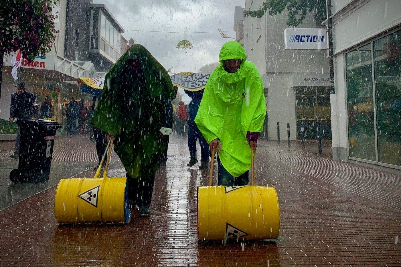 Demonstranten in Lingen: "Der Wendehals der Grünen ist erschreckend."