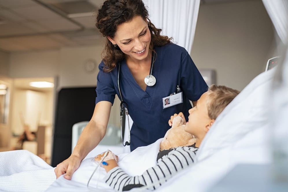 Kinderkrankenpflegerin bei der Arbeit (Symbolbild): Schul- und Studienzeiten sind für die spätere Rente keine verlorenen Jahre.