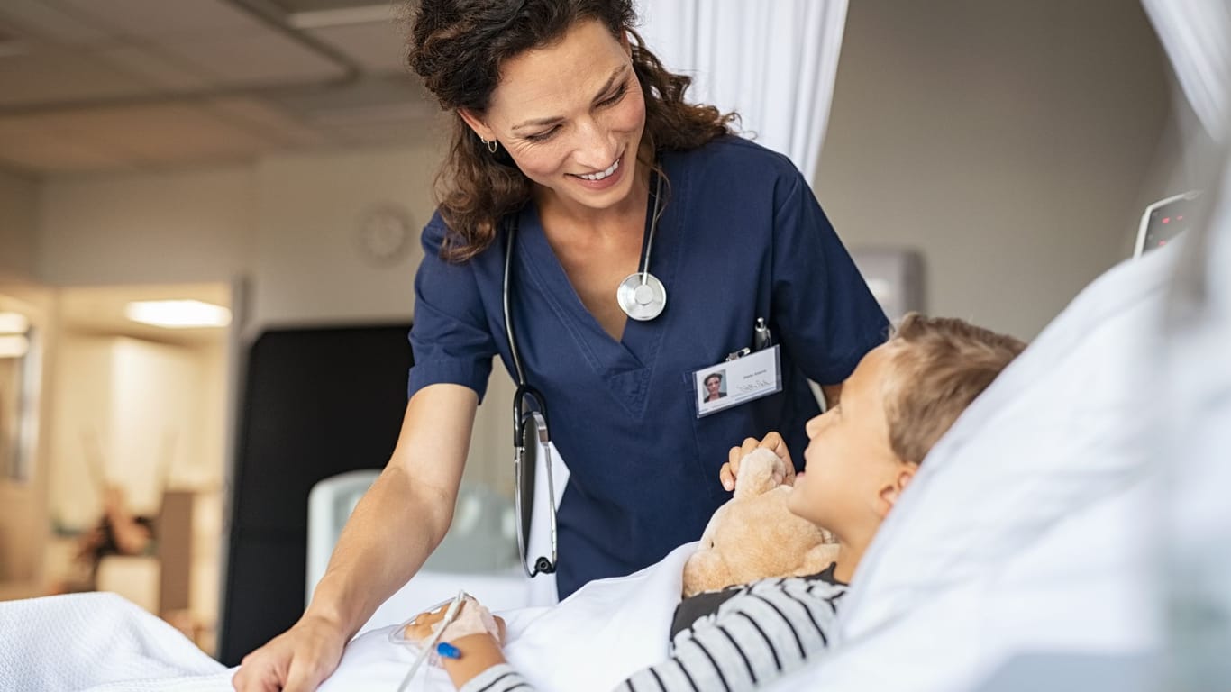 Kinderkrankenpflegerin bei der Arbeit (Symbolbild): Schul- und Studienzeiten sind für die spätere Rente keine verlorenen Jahre.