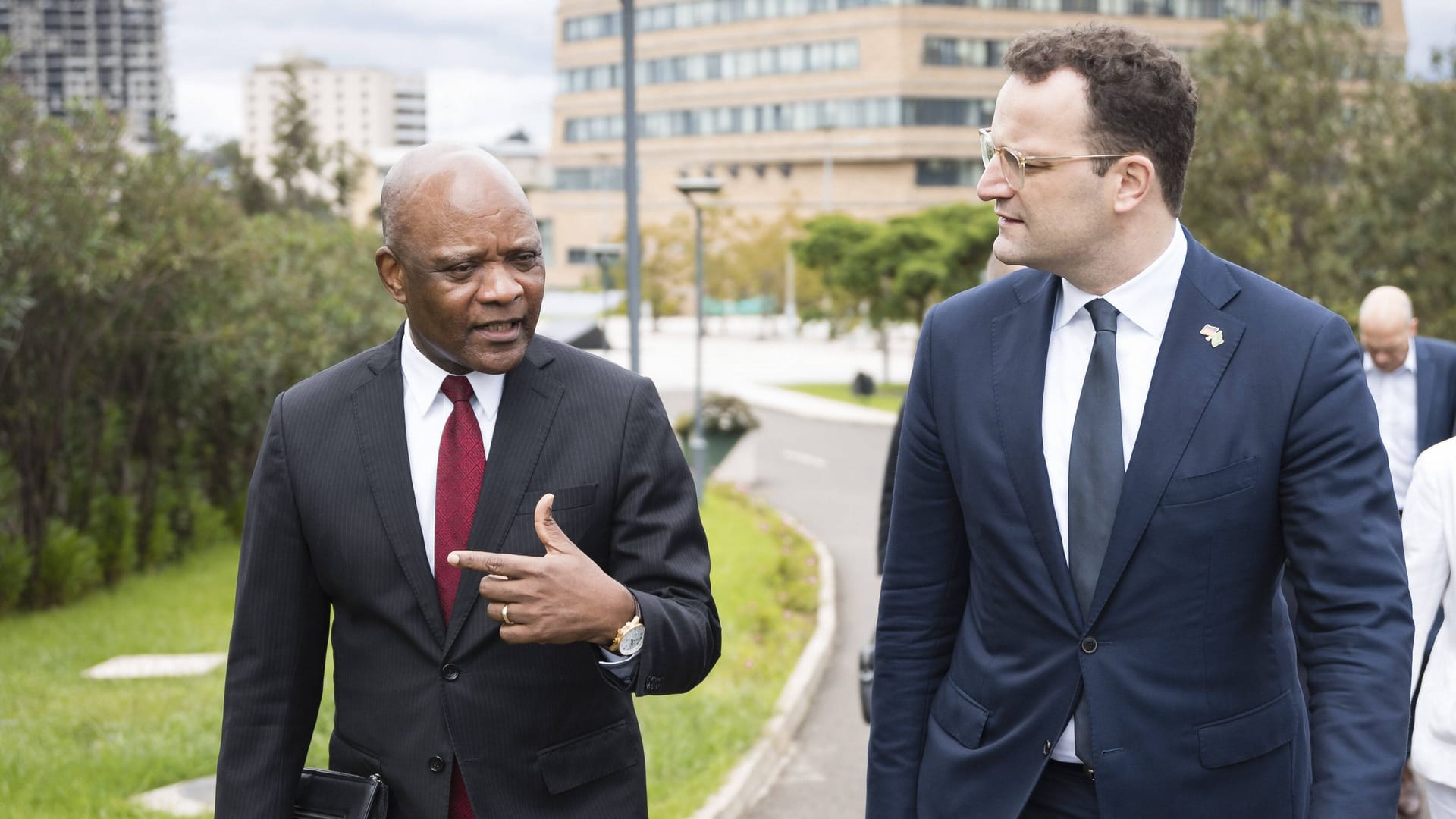 Bundesgesundheitsminister Jens Spahn CDU trifft John Nkengasong (links, Archivbild): Der Virologe wird mit dem Virchow-Preis ausgezeichnet. Bundesgesundheitsminister Jens Spahn CDU trifft John Nkengasong (links, Archivbild): Der Virologe wird mit dem Virchow-Preis ausgezeichnet.