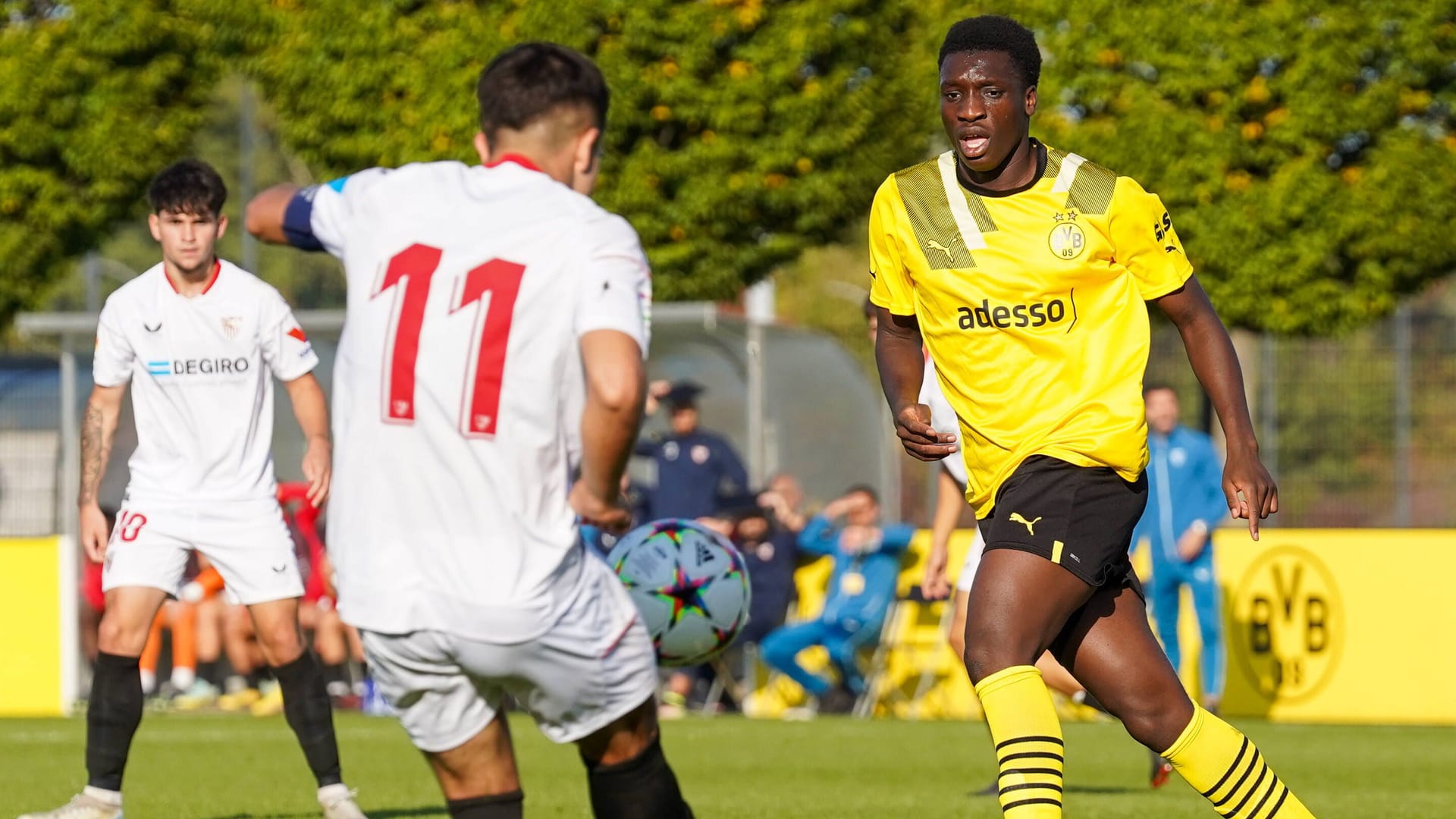 Abdoulaye Kamara: Auch im Hinspiel soll der BVB-Spieler beleidigt worden sein. Abdoulaye Kamara: Auch im Hinspiel soll der BVB-Spieler beleidigt worden sein.