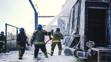 Feuerwehr kämpft gegen Brand in einem Kiewer Kraftwerk: Ein Drittel der ukrainischen Kraftwerke ist laut Selenskyj innerhalb einer Woche zerstört worden.