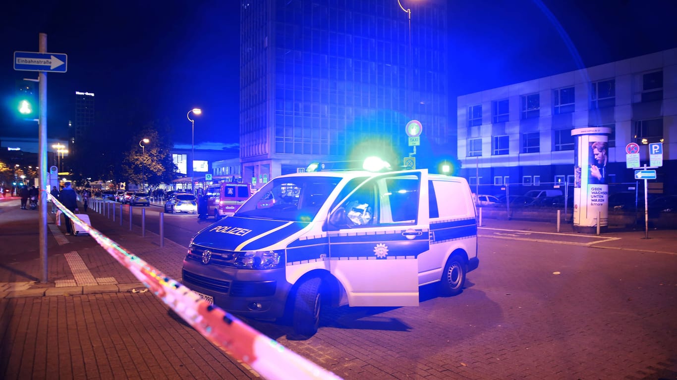 Polizei in Dortmund (Symbolbild): Die Schüsse fielen aus einem Auto heraus.