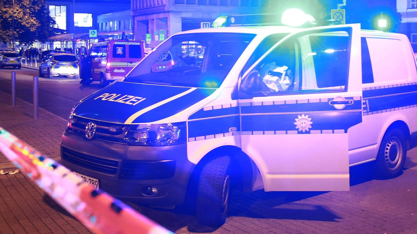 Polizei in Dortmund (Symbolbild): Die Schüsse fielen aus einem Auto heraus.