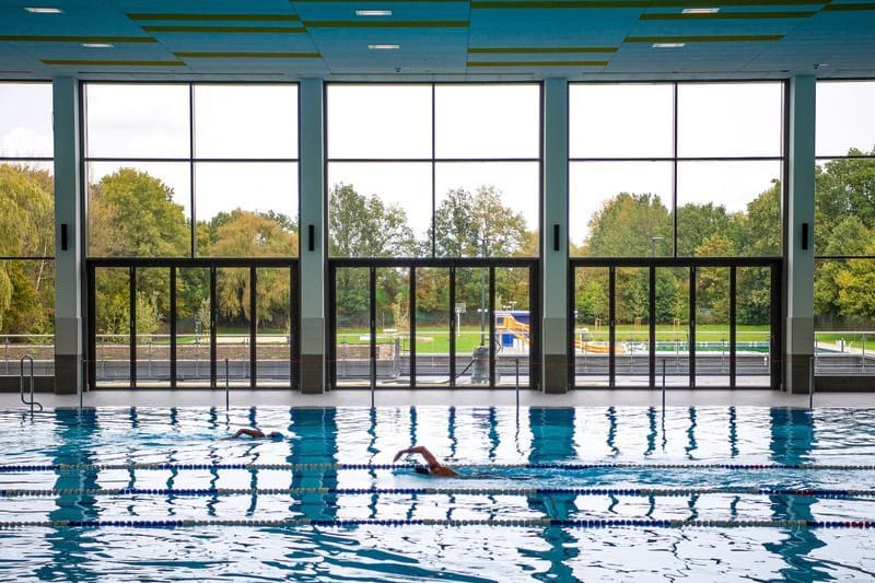 Blick aus einer Schwimmhalle (Symbolfoto): Nicht auf allen ostfriesischen Inseln wird es im Becken kühler.