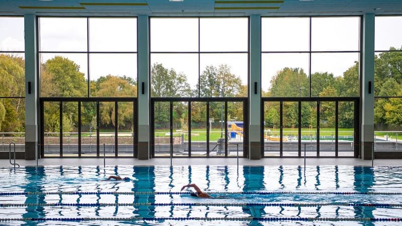 Blick aus einer Schwimmhalle (Symbolfoto): Nicht auf allen ostfriesischen Inseln wird es im Becken kühler.