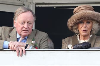 Andrew Parker Bowles und Königsgemahlin Camilla: Das Paar hat zwei Kinder.