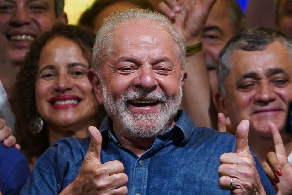 Brasiliens Präsidentschaftskandidat Lula spricht nach seinem Wahlsieg.