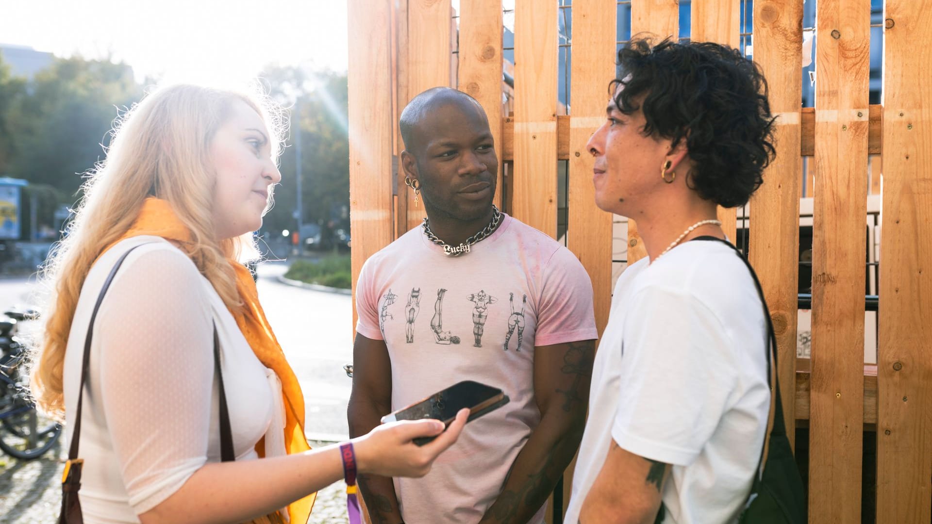 t-online Reporterin Katharina Weiß (links) unterhält sich mit Bishop Black und Noir.