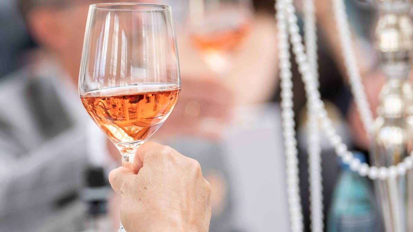 Anstoßen mit Rosé Wein: Viele Menschen verzichten inzwischen bewusst auf Alkohol. Die Nachfrage steigt.
