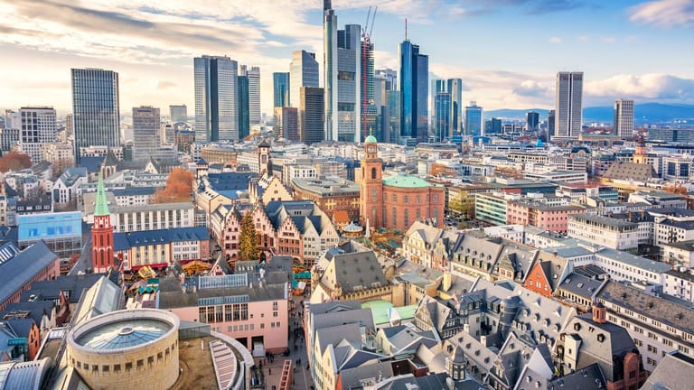 Frankfurt: Heimat der deutschen Börse und bekannt durch seine von Hochhäusern geprägte Skyline.