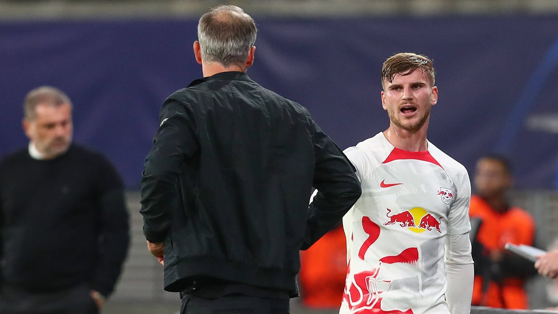 Marco Rose (l.) und Timo Werner: Nach seiner Auswechslung reagiert der Stürmer ungehalten.