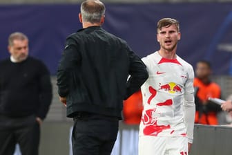Marco Rose (l.) und Timo Werner: Nach seiner Auswechslung reagiert der Stürmer ungehalten.