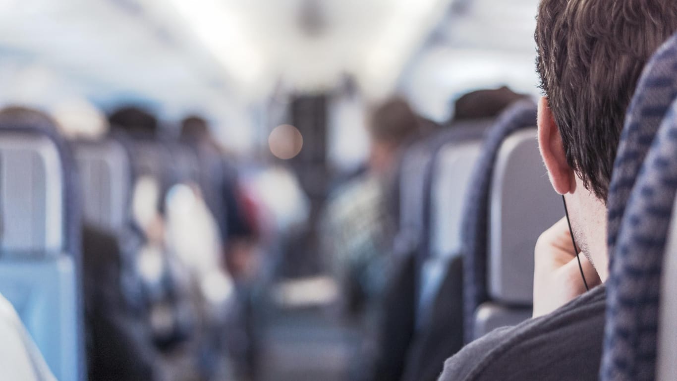 Platzmangel in der Luft: Besonders bei günstigen Airlines müssen sich Passagiere in Zukunft auf weniger Sitzfläche einstellen.