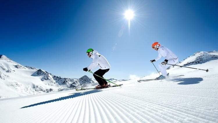 Teures Vergnügen: Wer in diesem Winter in Skiurlaub fahren möchte, muss sich nicht nur warm einpacken, sondern auch die Reisekasse etwas großzügiger bestücken.