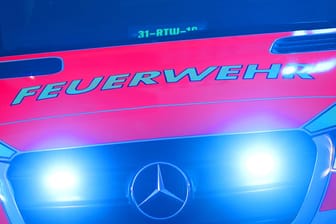 Ein Rettungswagen mit Blaulich (Symbolbild): Bei einem Unfall in der Nähe von Hildesheim ist eine Frau verstorben.
