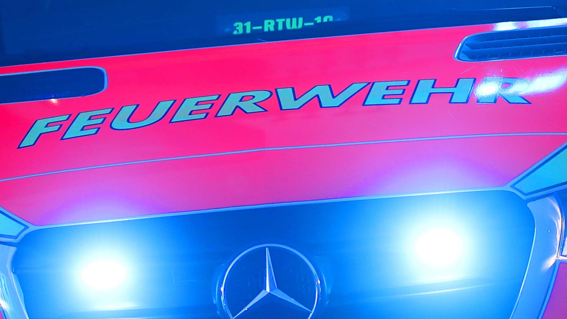 Ein Rettungswagen mit Blaulich (Symbolbild): Bei einem Unfall in der Nähe von Hildesheim ist eine Frau verstorben. Ein Rettungswagen mit Blaulich (Symbolbild): Bei einem Unfall in der Nähe von Hildesheim ist eine Frau verstorben.