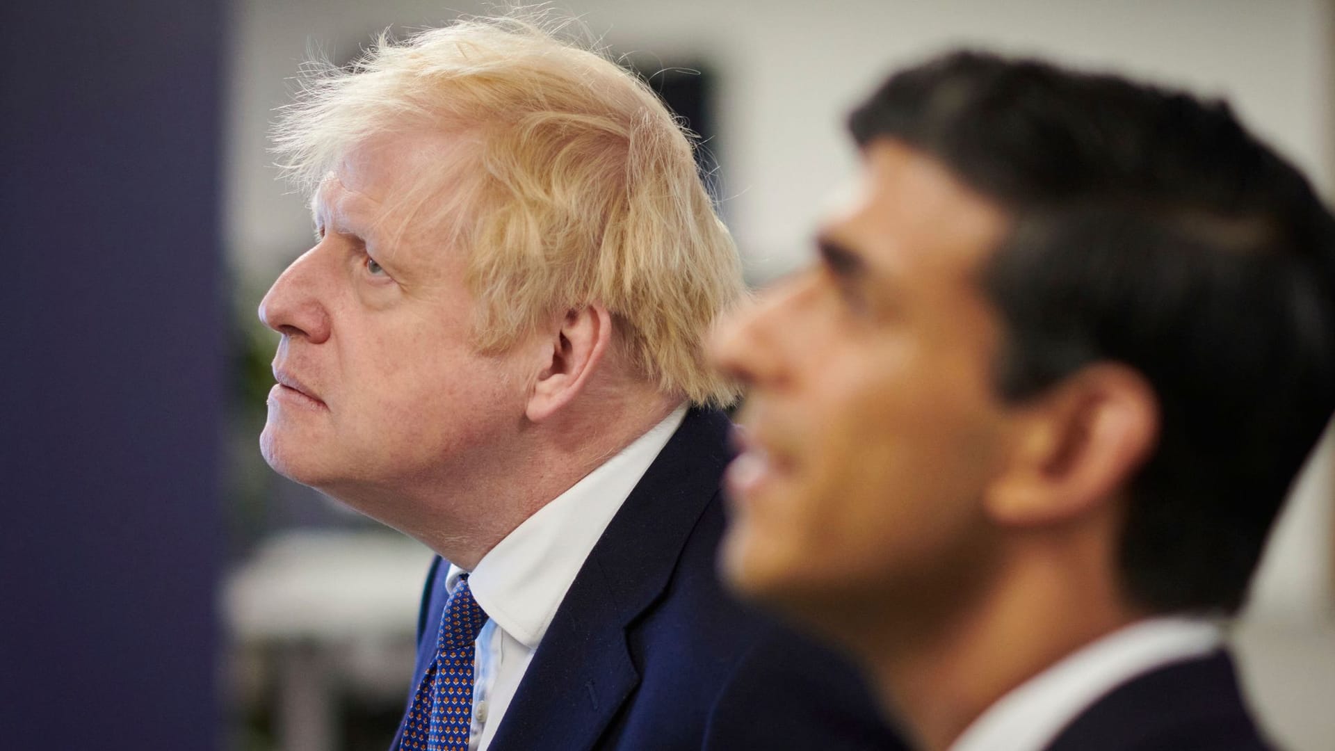 Boris Johnson und Rishi Sunak: Der ehemalige britische Premierminister soll nach der Absage des aktuellen Premiers erwägen, zum Weltklimagipfel zu fahren.