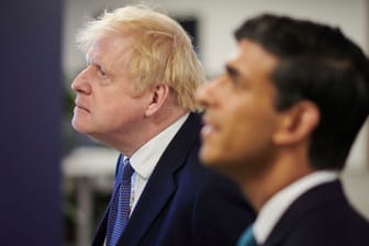 Boris Johnson und Rishi Sunak: Der ehemalige britische Premierminister soll nach der Absage des aktuellen Premiers erwägen, zum Weltklimagipfel zu fahren.