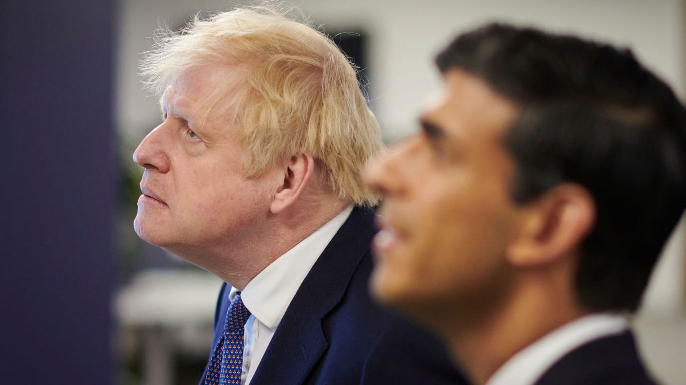 Boris Johnson und Rishi Sunak: Der ehemalige britische Premierminister soll nach der Absage des aktuellen Premiers erwägen, zum Weltklimagipfel zu fahren.
