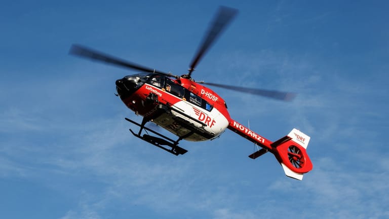 Ein Rettungshubschrauber setzt zur Landung an (Symbolbild): Mit dem Hubschrauber wurde der 85-Jährige in eine Klinik gebracht, wo er wenig später verstarb.