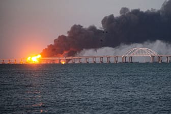 Flammen und Rauch steigen von der Krim-Brücke auf: Am frühen Morgen kam es auf der wichtigen Verbindung zwischen russischem Festland und der annektierten Halbinsel zu einer Explosion.