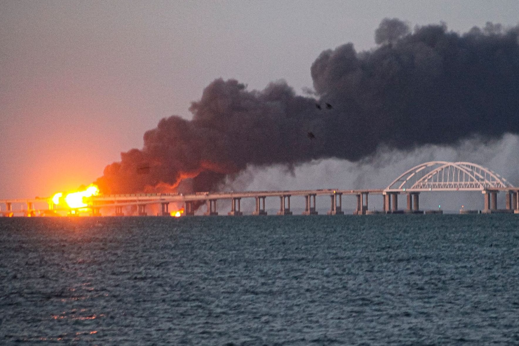 Flammen und Rauch steigen von der Krim-Brücke auf: Am frühen Morgen kam es auf der wichtigen Verbindung zwischen russischem Festland und der annektierten Halbinsel zu einer Explosion.