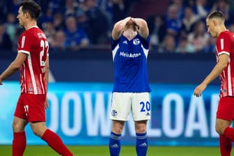 Kann es nicht fassen: Schalkes Florent Mollet (M.) im Spiel gegen den SC Freiburg. Kann es nicht fassen: Schalkes Florent Mollet (M.) im Spiel gegen den SC Freiburg.