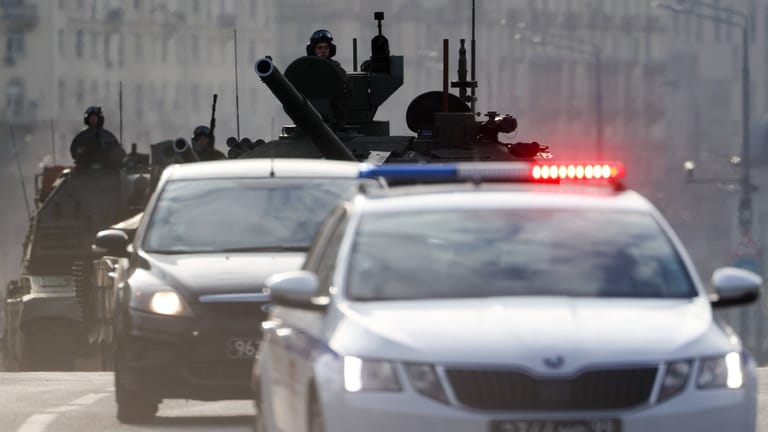 Polizei und Militär in Moskau (Archivbild): In der russischen Hauptstadt sollen russische Militärangehörige verhaftet worden sein.