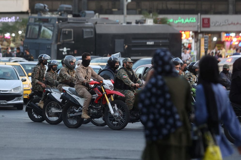 Mitglieder der Protest-Polizei in Teheran: Eine Solidarisierung von Polizeikräften wäre ein historischer Moment.