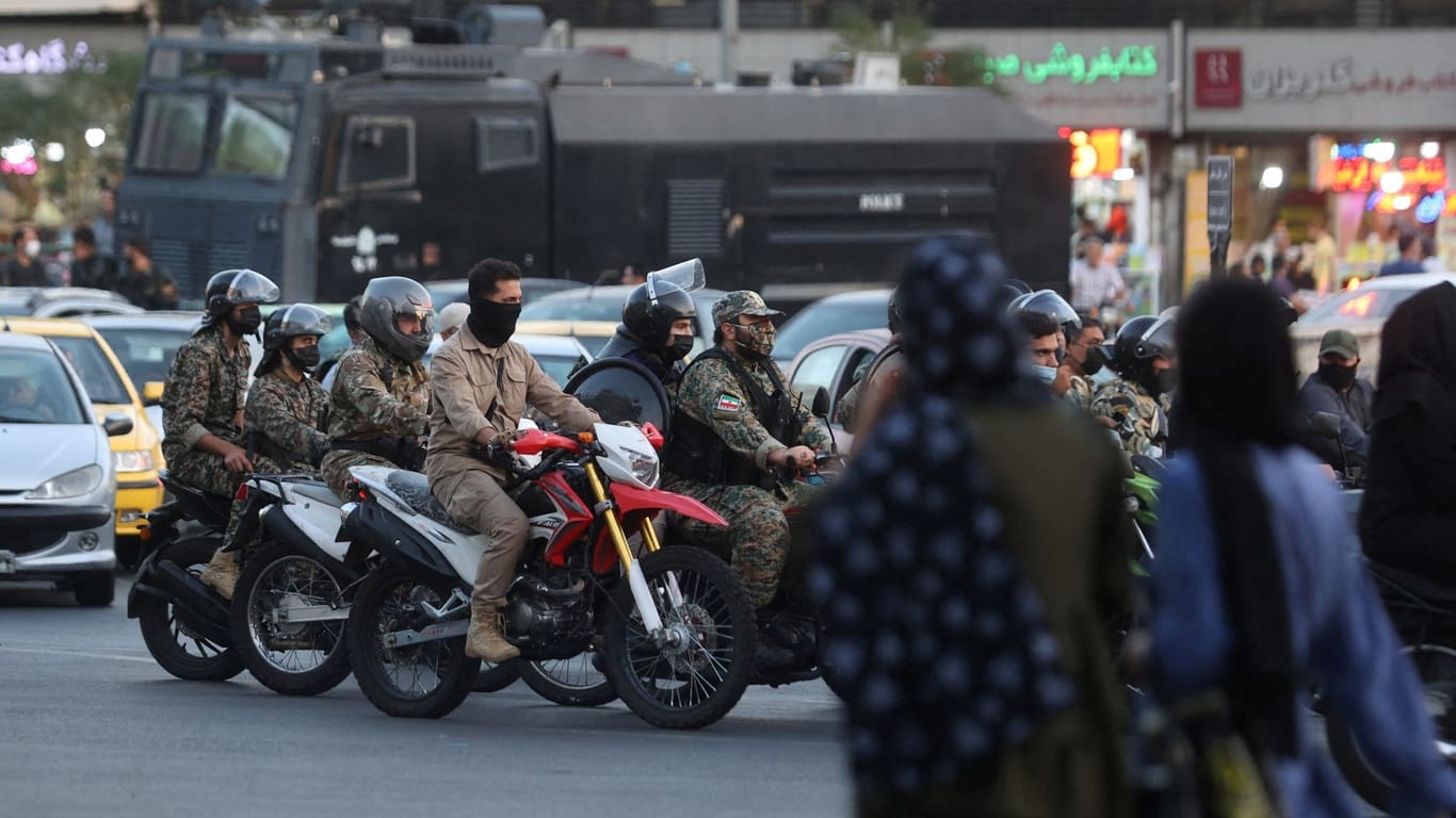 Mitglieder der Protest-Polizei in Teheran: Eine Solidarisierung von Polizeikräften wäre ein historischer Moment.