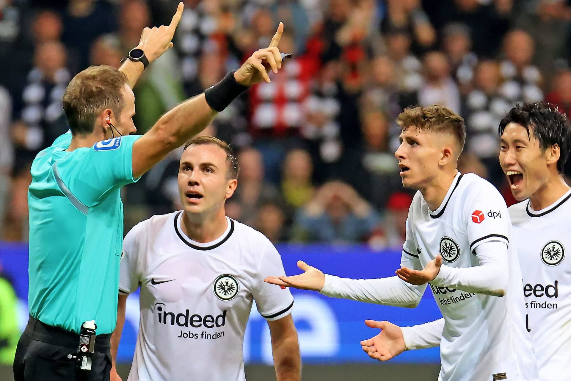 Sascha Stegemann (l.) im Spiel zwischen Eintracht und dem BVB nach der strittigen Szene: Die Frankfurter Mario Götze und Jesper Lindström (r.) sind fassungslos.
