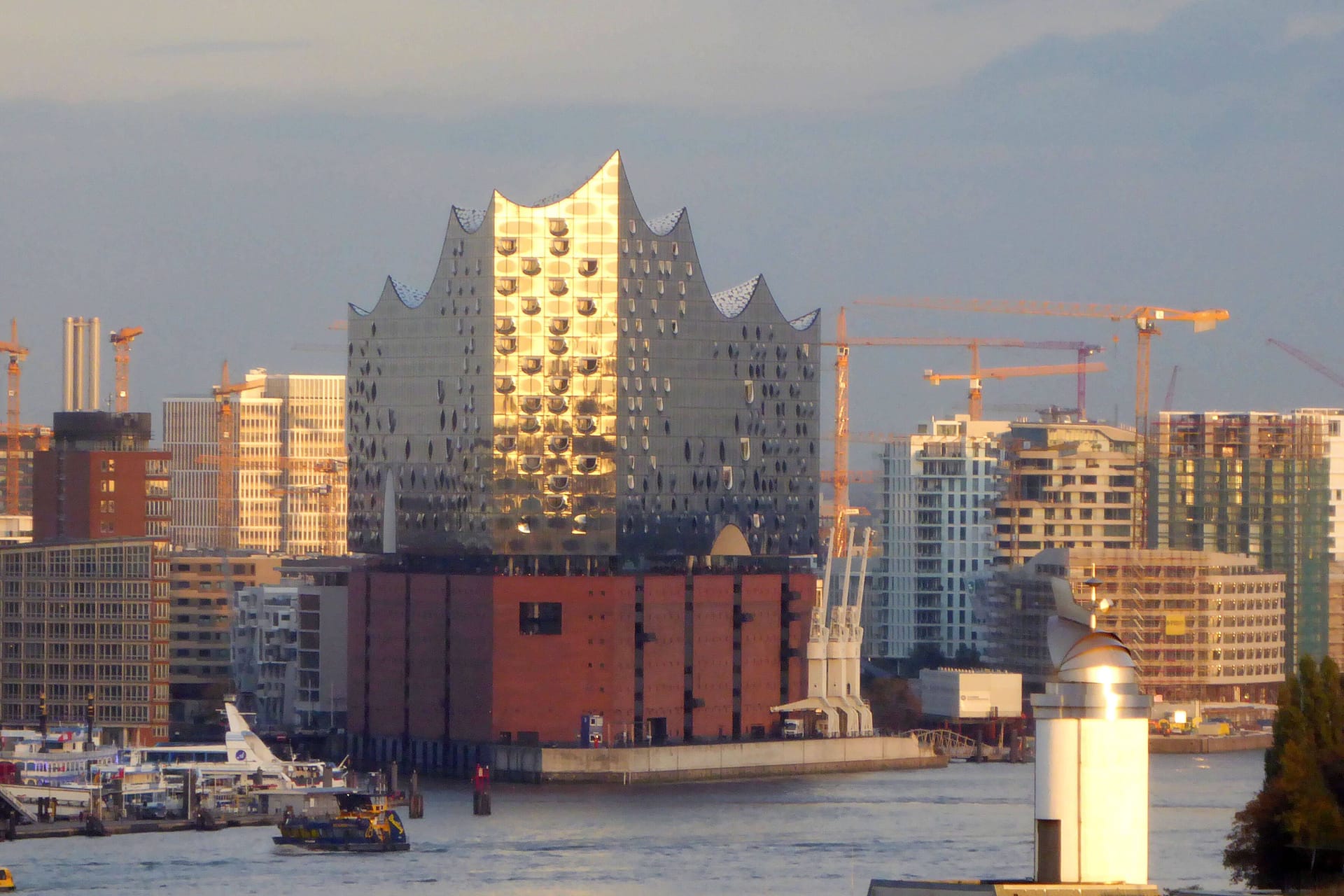 Die Elbphilharmonie in der Hafencity (Symbolbild): Klimaaktivisten haben ein Konzert gestört.