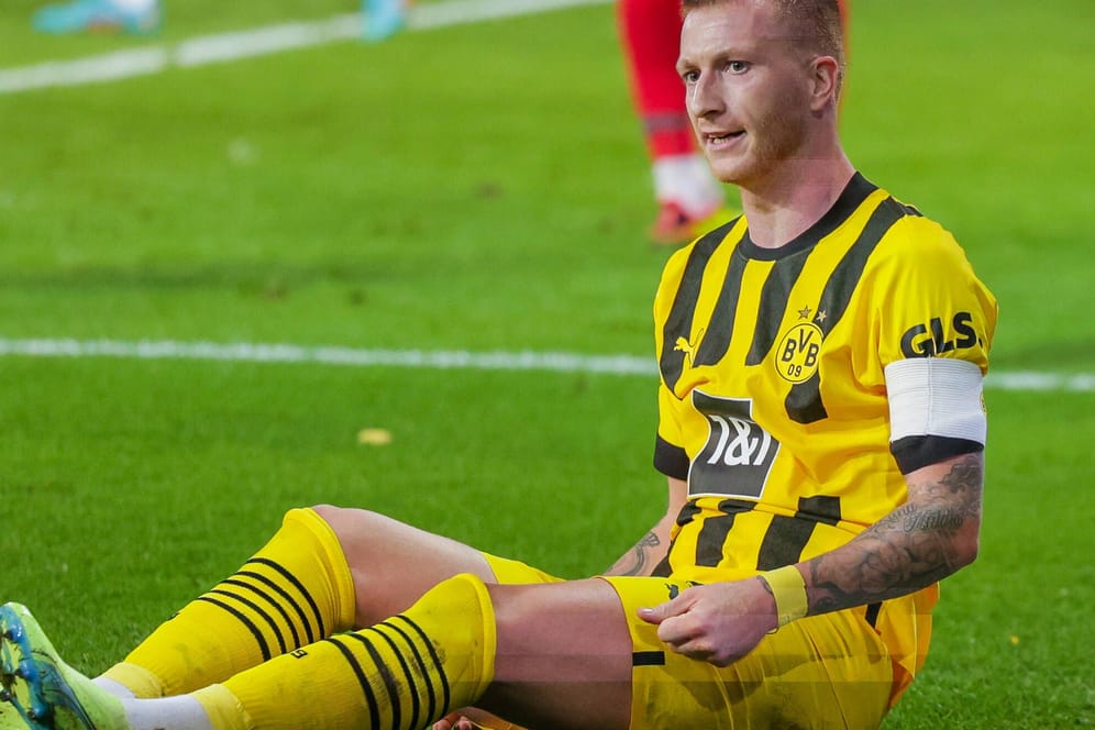 Marco Reus am Boden: Der Kapitän von Borussia Dortmund laboriert seit Wochen an einer Sprunggelenksverletzung.