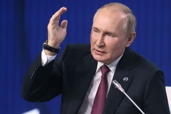 Wladimir Putin hat bei einem Diskussionsforum in Moskau erneut seine Kriegslügen verbreitet.