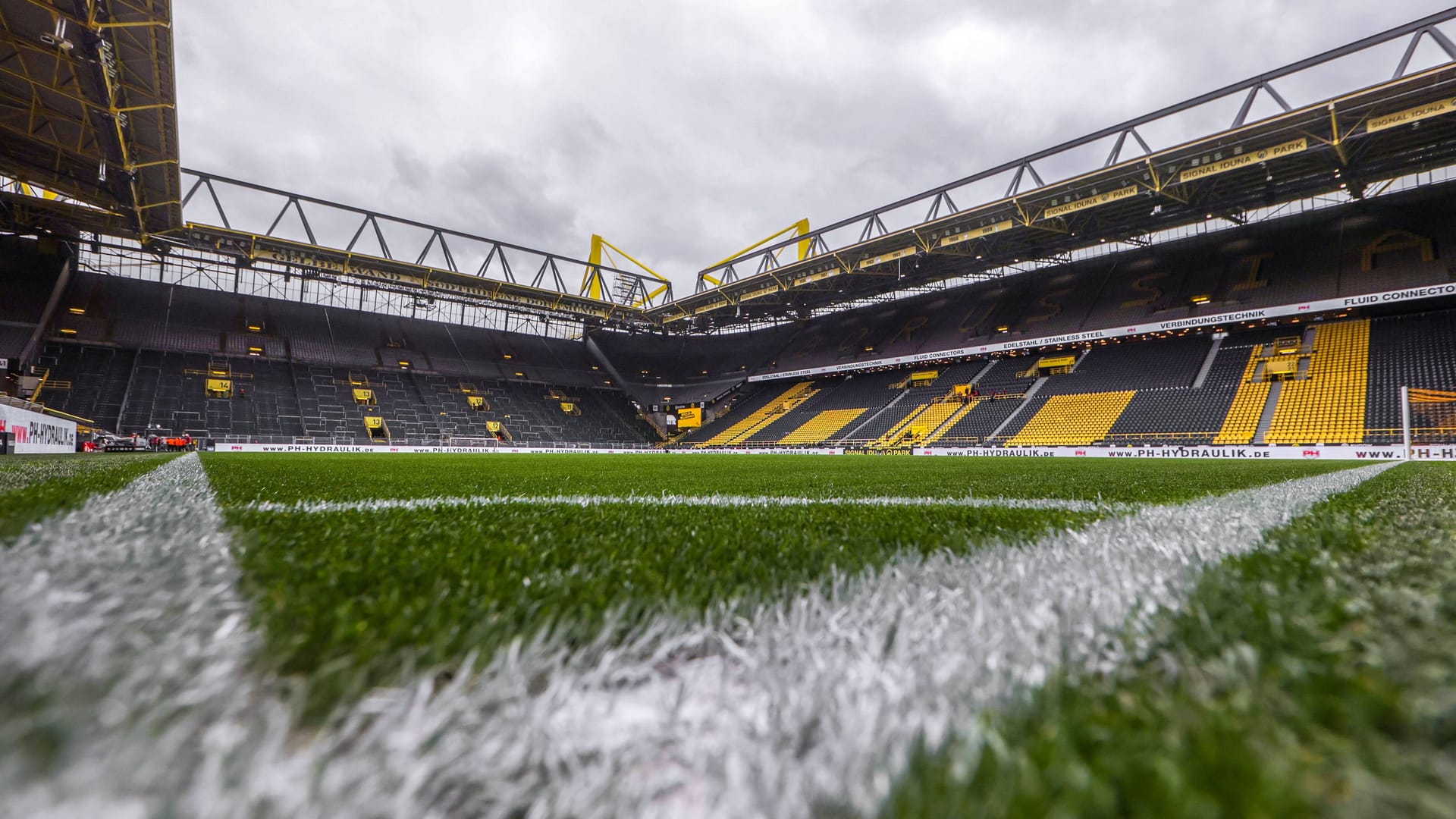 Der Dortmunder Signal Iduna Park vor der Partie zwischen dem BVB und Stuttgart: Die Partie fand ohne Hunderte VfB-Fans statt. Der Dortmunder Signal Iduna Park vor der Partie zwischen dem BVB und Stuttgart: Die Partie fand ohne Hunderte VfB-Fans statt.