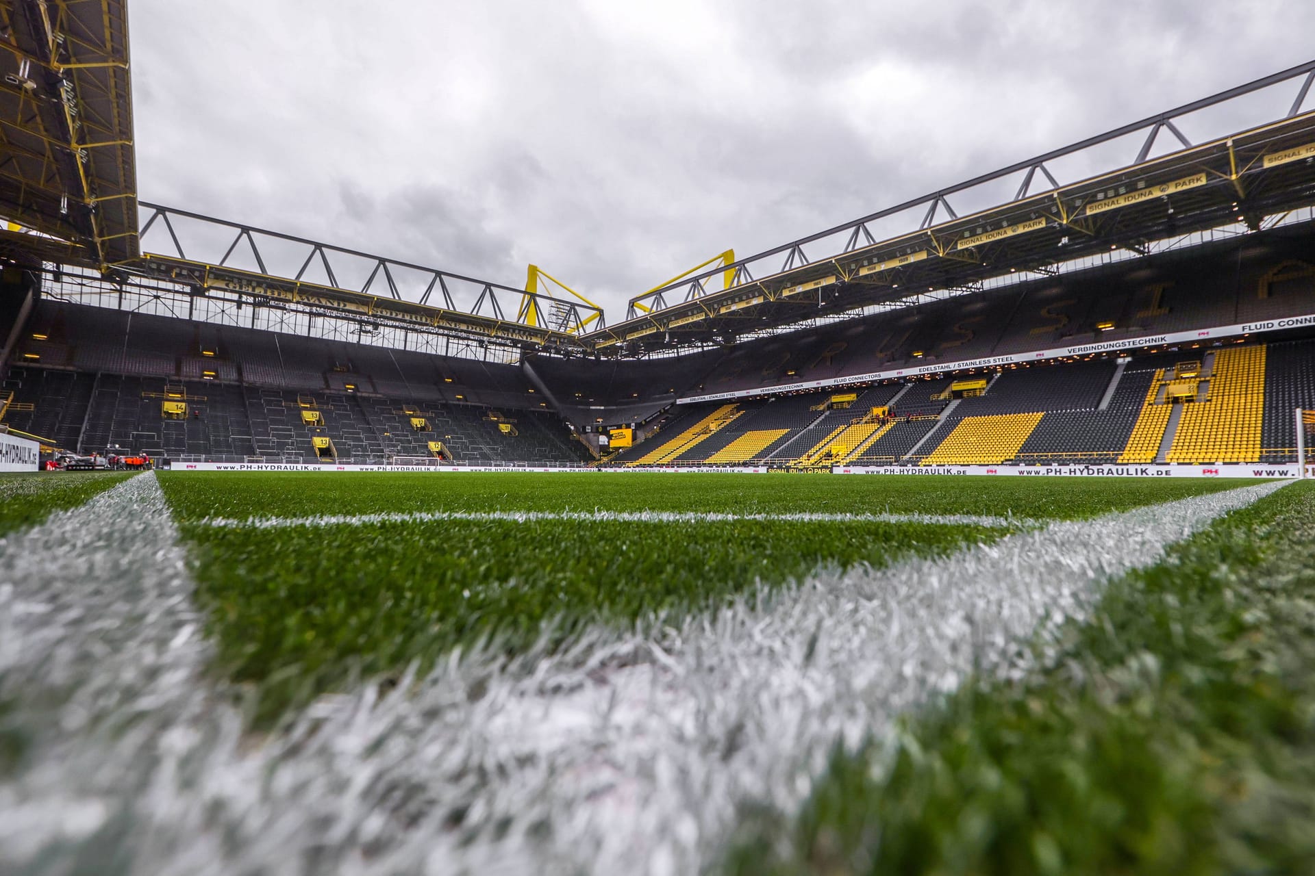 Der Dortmunder Signal Iduna Park vor der Partie zwischen dem BVB und Stuttgart: Die Partie fand ohne Hunderte VfB-Fans statt.