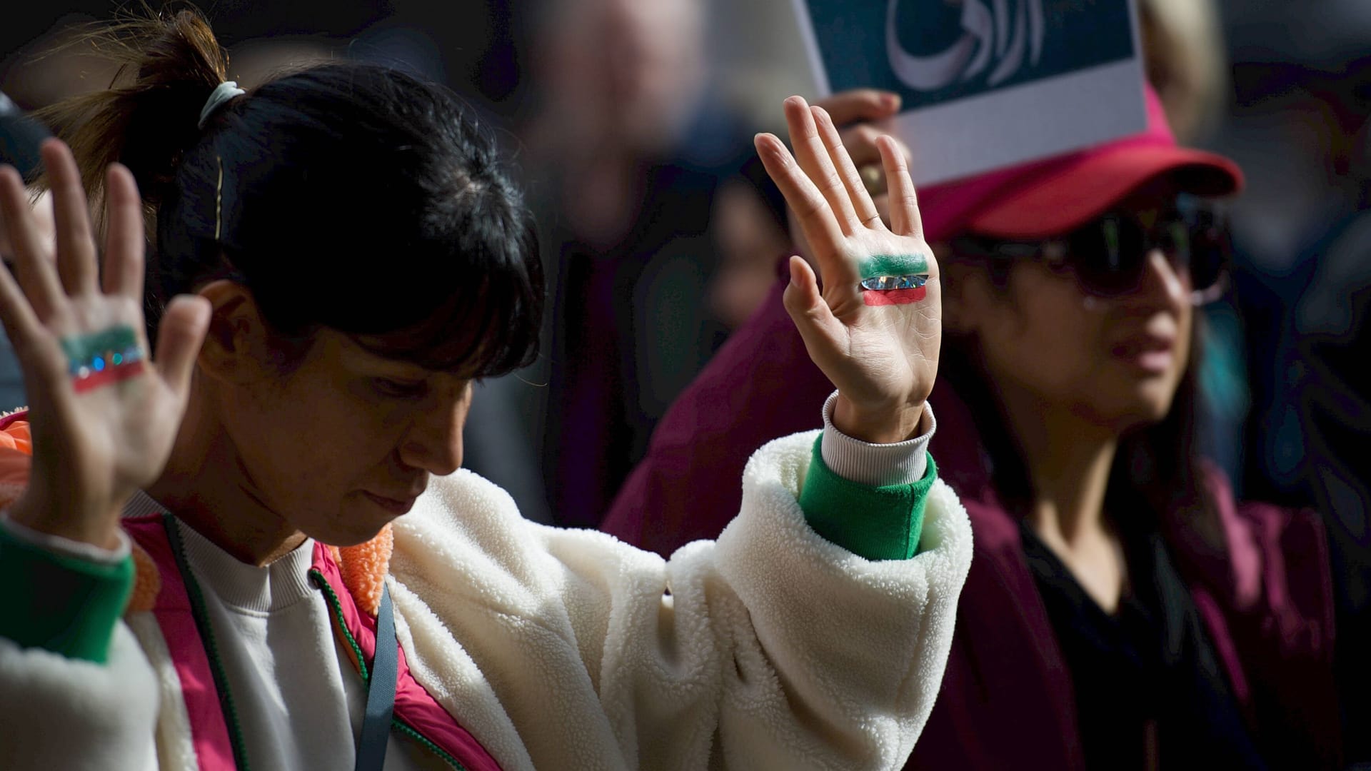 Frau bei einem Protest gegen das Regime im Iran: Auf der ganzen Welt schließen sich Frauen den Demonstrationen an.