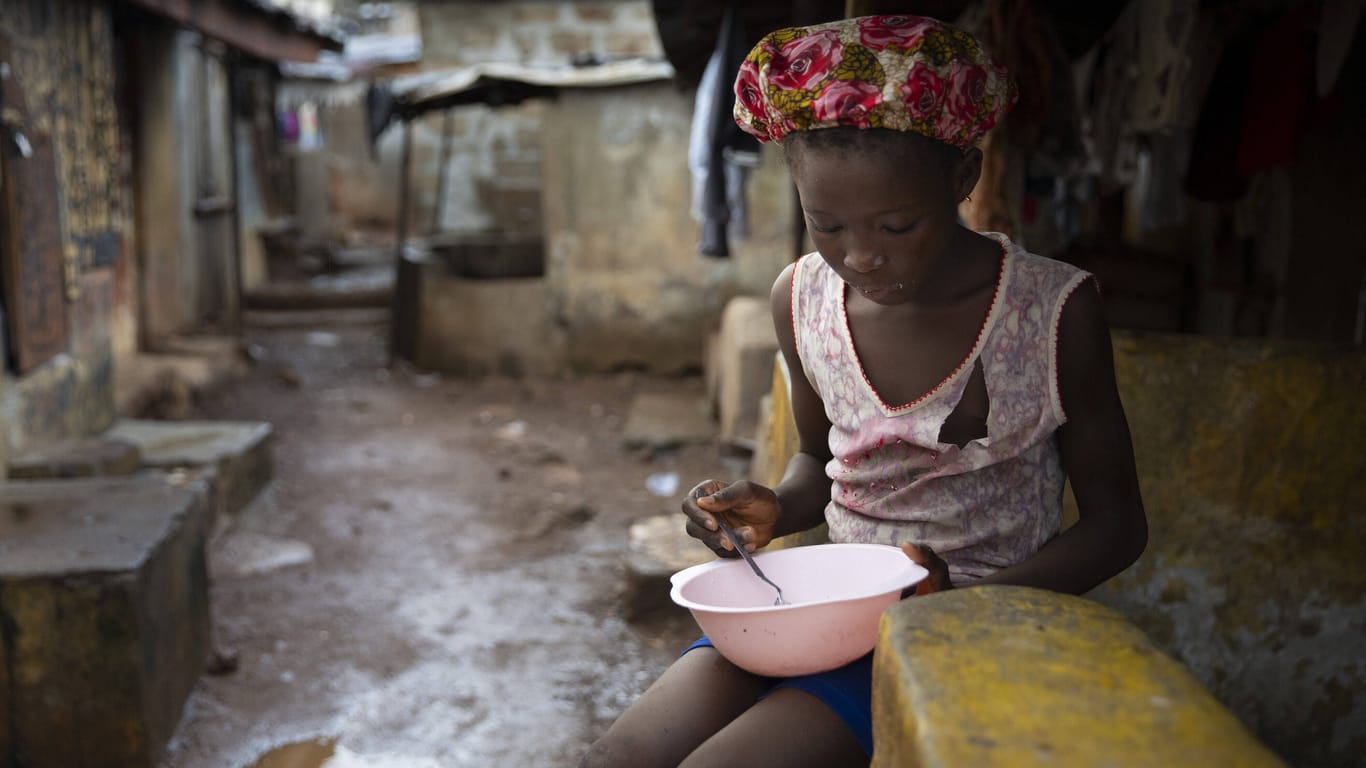 Mädchen mit einer Teller in Sierra Leone: Im vergangenen Jahr waren bis zu 828 Millionen Menschen unterernährt.