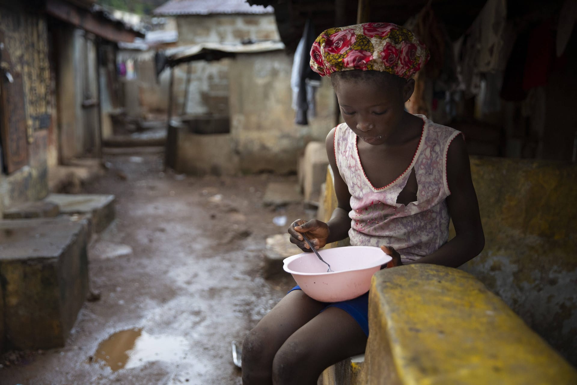 Mädchen mit einer Teller in Sierra Leone: Im vergangenen Jahr waren bis zu 828 Millionen Menschen unterernährt.